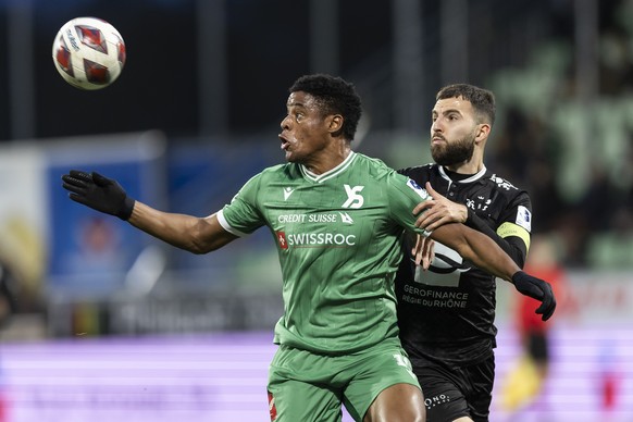 L&#039;attaquant yverdonnois Kevin Carlos, gauche, lutte pour le ballon avec le defenseur du SLO Lavdrim Hajrulahu, droite, lors de la rencontre de football de Super League entre Yverdon Sport FC et l ...