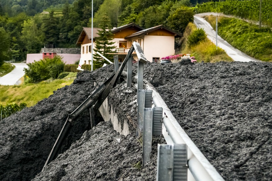 Une vue montre la riviere, la Losentse, qui est sortie de son lit et qui a provoque une coulee de boue ce mardi 7 aout 2018 dans le village de Chamoson en Valais. (KEYSTONE/Maxime Schmid)