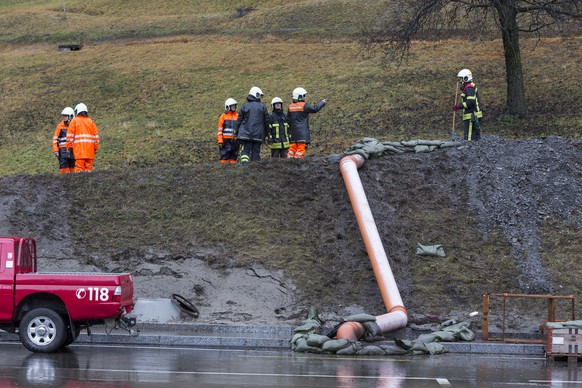 Die Feuerwehr Suetzpunkt Visp pumpt das Wasser auf der gefluteten Kantonsstrasse und der darueberliegenden Ortsstrasse ab und fuehrt es in den Rotten, aufgrund des Murganges im Gebiet Rohrbergweg, auf ...