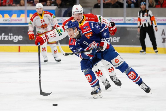 Vinzenz Rohrer (ZSC), vorn, spielt um den Puck gegen Jere Sallinen (EHCB), hinten, im Meisterschaftsspiel der National League zwischen den ZSC Lions und dem EHC Biel, am Freitag, den 24. Januar 2025 i ...