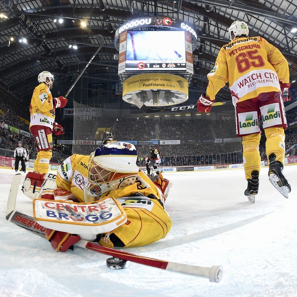 Biels Goalie Jonas Hiller, reagiert nach ein Tor, im dritten Eishockey Playoff-Halbfinalspiel der National League zwischen dem SC Bern und dem EHC Biel, am Samstag, 30. Maerz 2019, in der PostFinance  ...