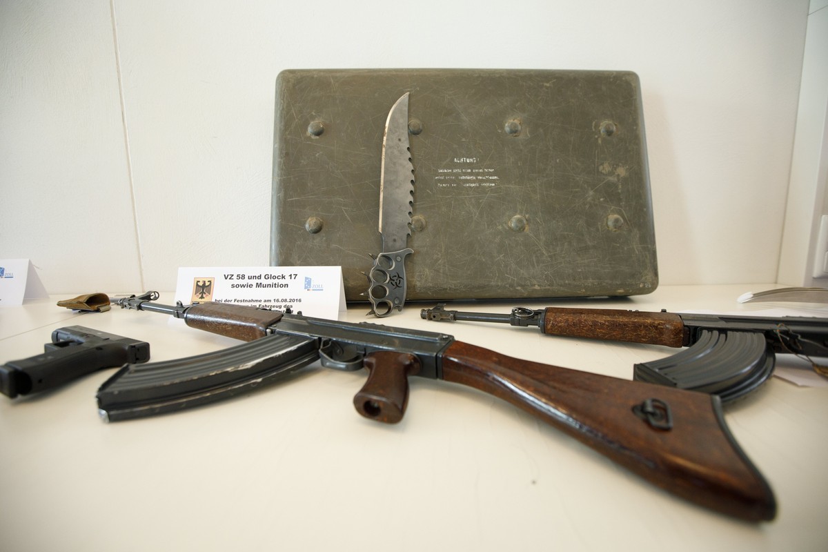 epa05778455 Illegal guns and knives, sold via darknet, are displayed during a press statement in the 'Zentralstelle zur Bekaempfung der Internetkriminalität' (Central Office for Combating In ...