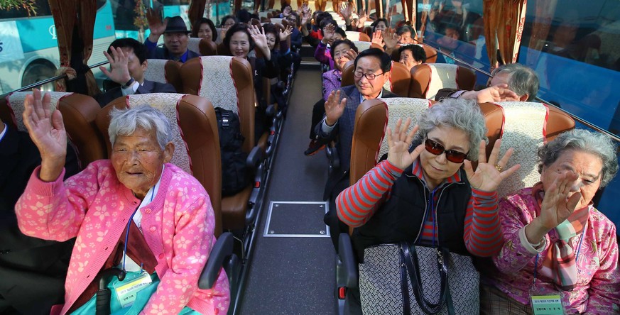 Gute Stimmung im Bus nach Nordkorea: Südkoreaner, die ihre Familienmitglieder seit Jahren nicht mehr gesehen haben, reisen nach Nordkorea.<br data-editable="remove">
