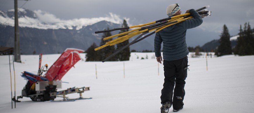 Ein Mitarbeiter versorgt Pistenmarkierungen, im Skigebiet Flumserberg, am Samstag, 14. Maerz 2020, in Flums. Die Schweizer Skigebiet muessen mit dem gestrigen Entscheid des Bundesrates zur Eindaemmung ...