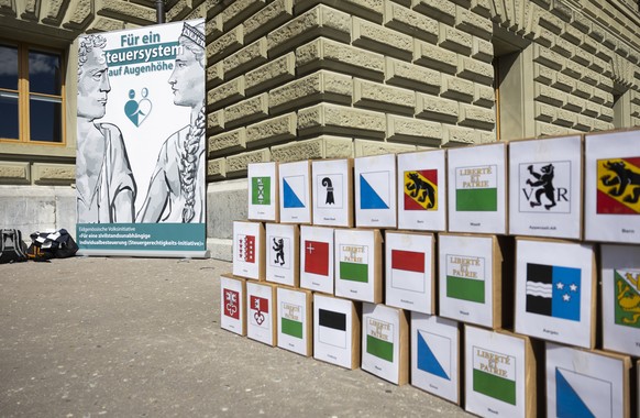Schachteln mit gesammelten Unterschriften stapeln sich vor der Bundeskanzlei, bei der Einreichung der Eidgenoessischen Volksinitiative &quot;Fuer eine zivilstandsunabhaengige Individualbesteuerung (St ...