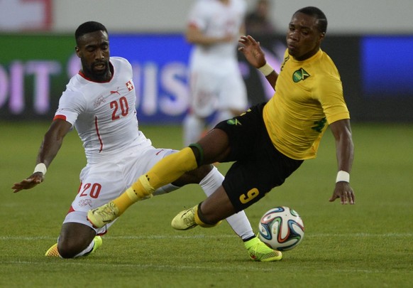 Johan Djourou muss sich beim Schiedsrichter bedanken.