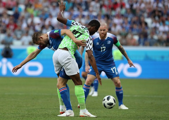epa06831065 Gylfi Sigurdsson (L) of Iceland annd John Obi Mikel (C) of Nigeria in action during the FIFA World Cup 2018 group D preliminary round soccer match between Nigeria and Iceland in Volgograd, ...