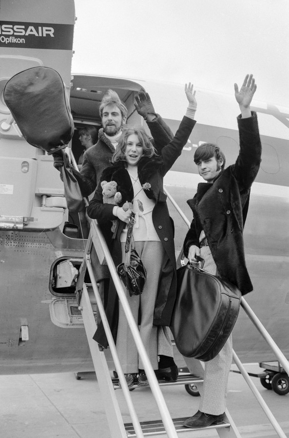 Peter Reber, Susan Schell und Marcel Dietrich, v.l.n.r., Mitglieder des Musikertrios "Peter, Sue &amp; Marc", aufgenommen am 29. Maerz 1971 am Flughafen Zuerich-Kloten vor ihrem Abflug nach  ...