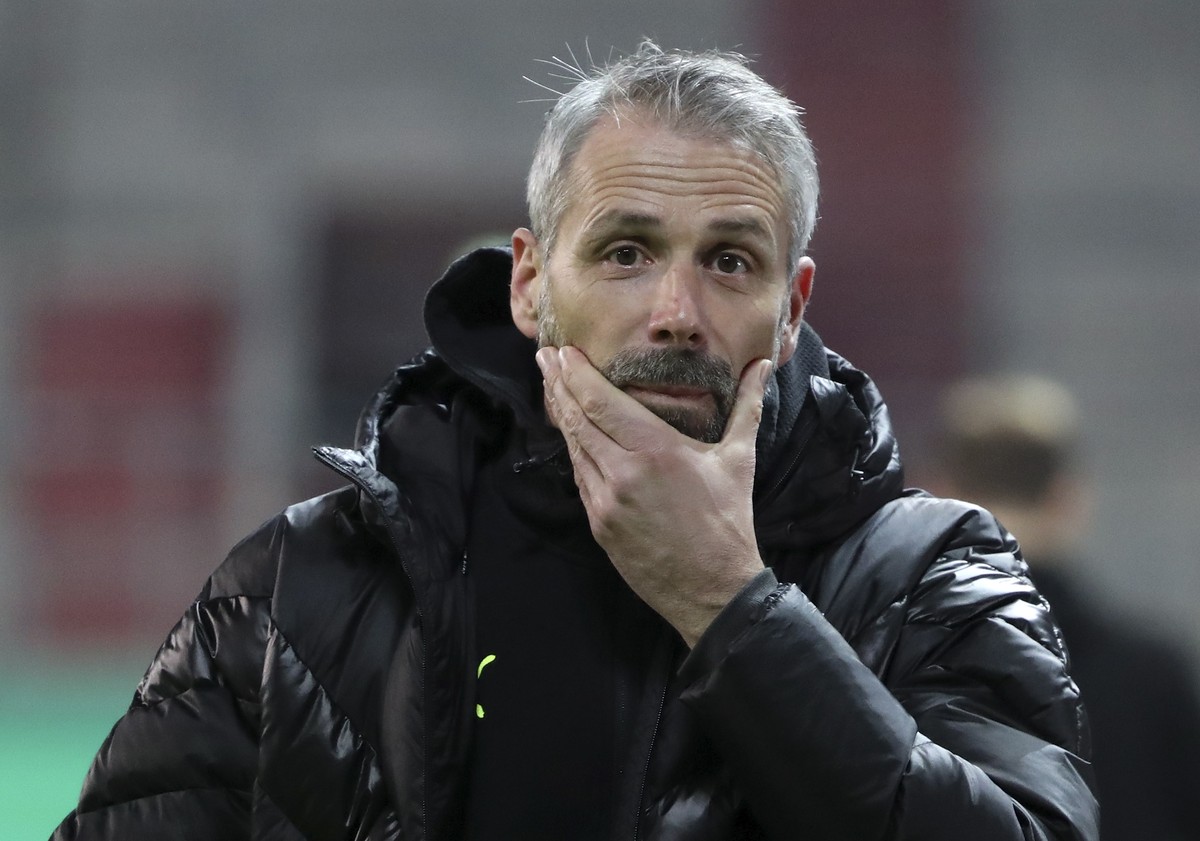 epa09693592 Dortmund's head coach Marco Rose reacts before the German DFB Cup round of sixteen soccer match between FC St.Pauli and Borussia Dortmund in Hamburg, Germany, 18 January 2022. EPA/FOC ...