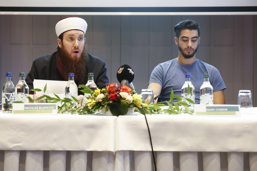 Naim Cherni, Vorstandsmitglied des IZRS, rechts, spricht an der Seite von Nicolas Blancho, Praesident IZRS, waehrend einer Medienkonferenz des Islamischen Zentralrats Schweiz, am Montag, 21. Dezember  ...