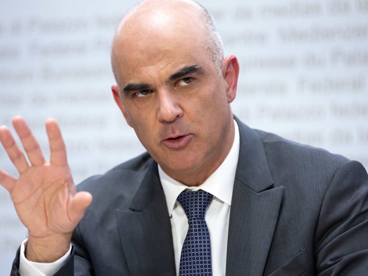 Bundesrat Alain Berset spricht waehrend einer Medienkonferenz des Bundesrates zu den eidgenoessischen Abstimmungen, am Sonntag, 28. November 2021, in Bern. (KEYSTONE/Peter Klaunzer)