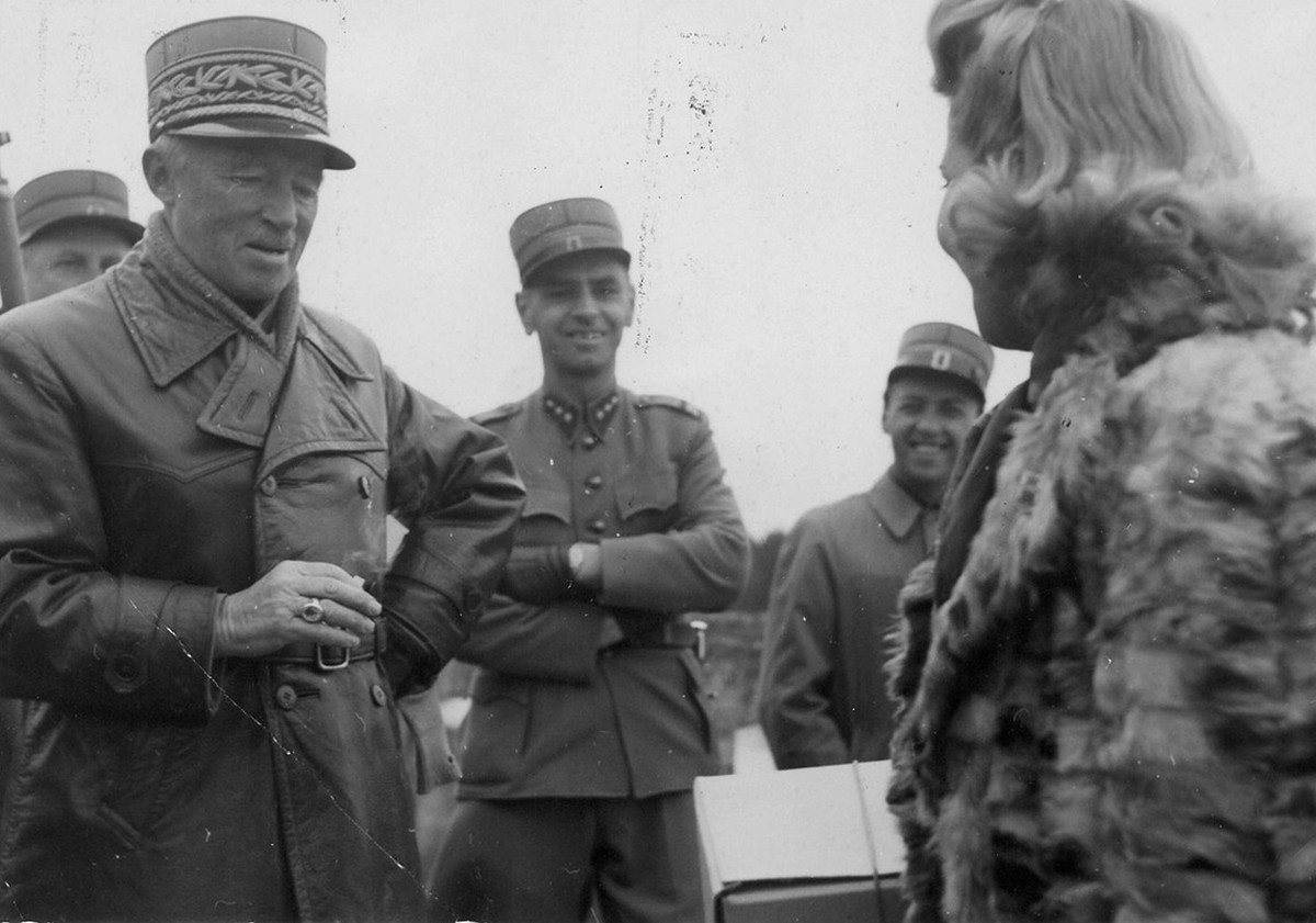 Veröffentlichung verboten! Grund: Der rauchende General und die Frauen.
https://www.recherche.bar.admin.ch/recherche/#/de/archiv/einheit/5440186