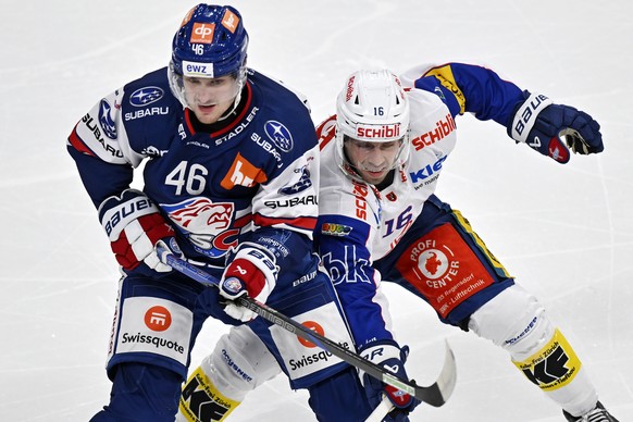 Der Zuercher Dean Kukan, links, gegen den Klotener Bernd Wolf, rechts, beim Eishockeyspiel der National League ZSC Lions gegen den EHC Kloten in der Swiss Life Arena in Zuerich am Dienstag, 30. Septem ...