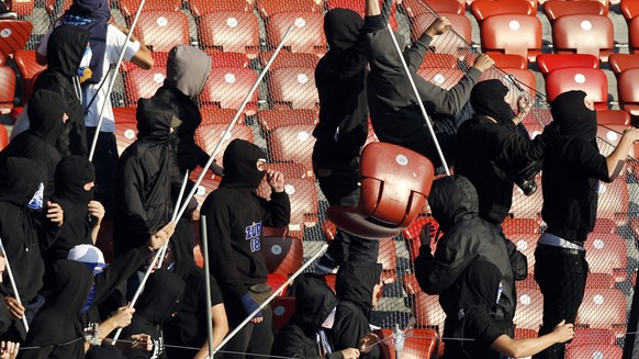 ARCHIV --- ZUR ABSEGNUNG DER HOOLIGAN-MASSNAHMEN DURCH DAS BUNDESGERICHT STELLEN WIR IHNEN FOLGENDES BILD ZUR VERFUEGUNG --- Ein Stadionsitz fliegt durch die Luft bei den GC Fans im Super League Fussb ...