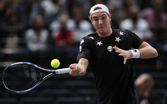 epa05614889 Jan-Lennard Struff of Germany returns the ball to Stan Wawrinka of Switzerland during their round 2 match at the BNP Paribas 2016 Masters tennis tournament in Paris, France, 02 November 20 ...