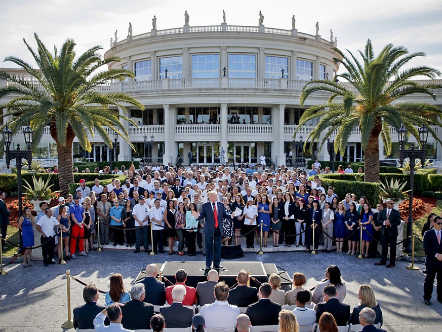 Donald Trump im Jahr 2016 - damals noch als Präsidentschaftskandidat - bei einer Rede vor seinem Golfclub &quot;Trump National Doral&quot; in Miami im US-Bundesstaat Florida. (Archivbild)