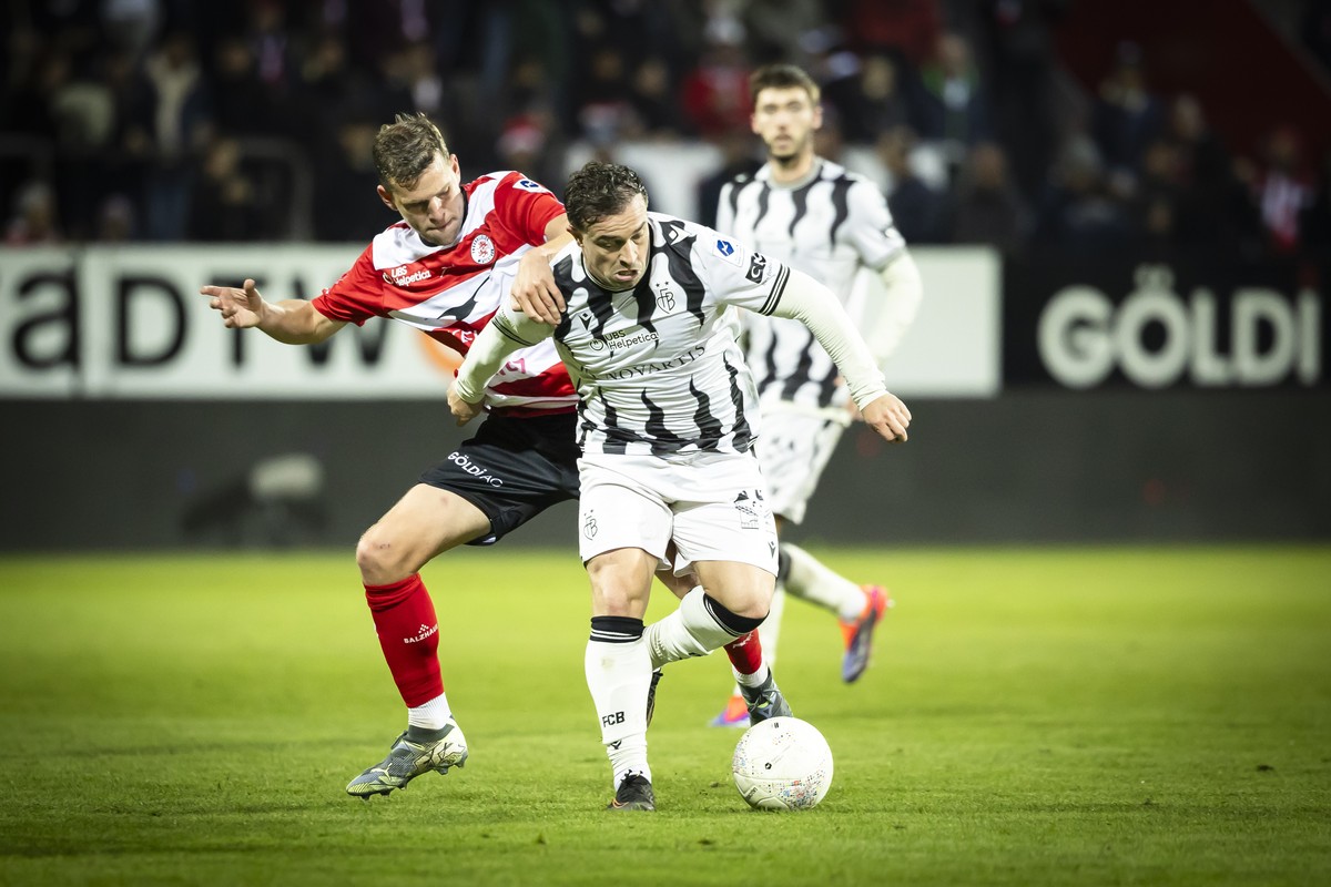 Fabian Frei (FCW) (links) kaempft um den Ball mit Xherdan Shaqiri (FCB) (rechts) im Fussball Meisterschaftsspiel der Swiss Super League zwischen dem FC Winterthur, FCW, und dem FC Basel FCB, am Samsta ...