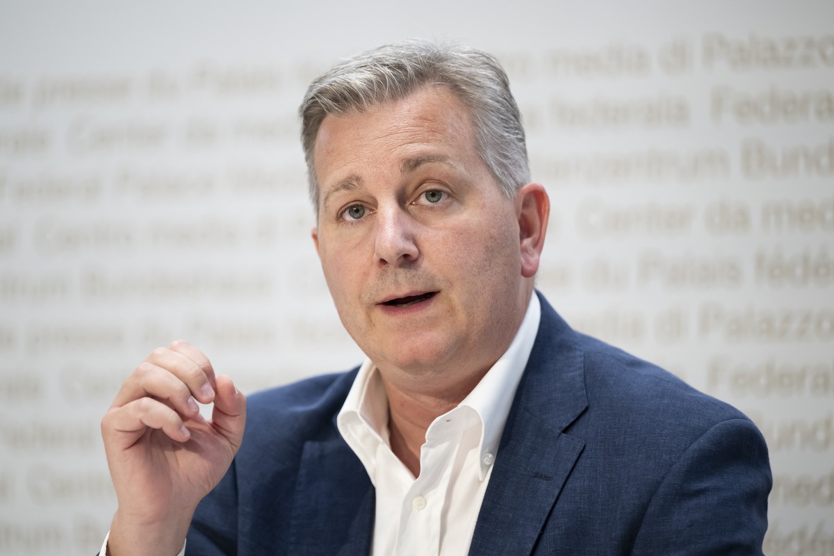 SVP-Parteipraesident Marco Chiesa, SVP-TI, spricht an einer SVP-Medienkonferenz mit dem Titel "Zuwanderungs-Desaster - so holen wir uns die Kontrolle zurueck", am Donnerstag, 3. August 2023, ...