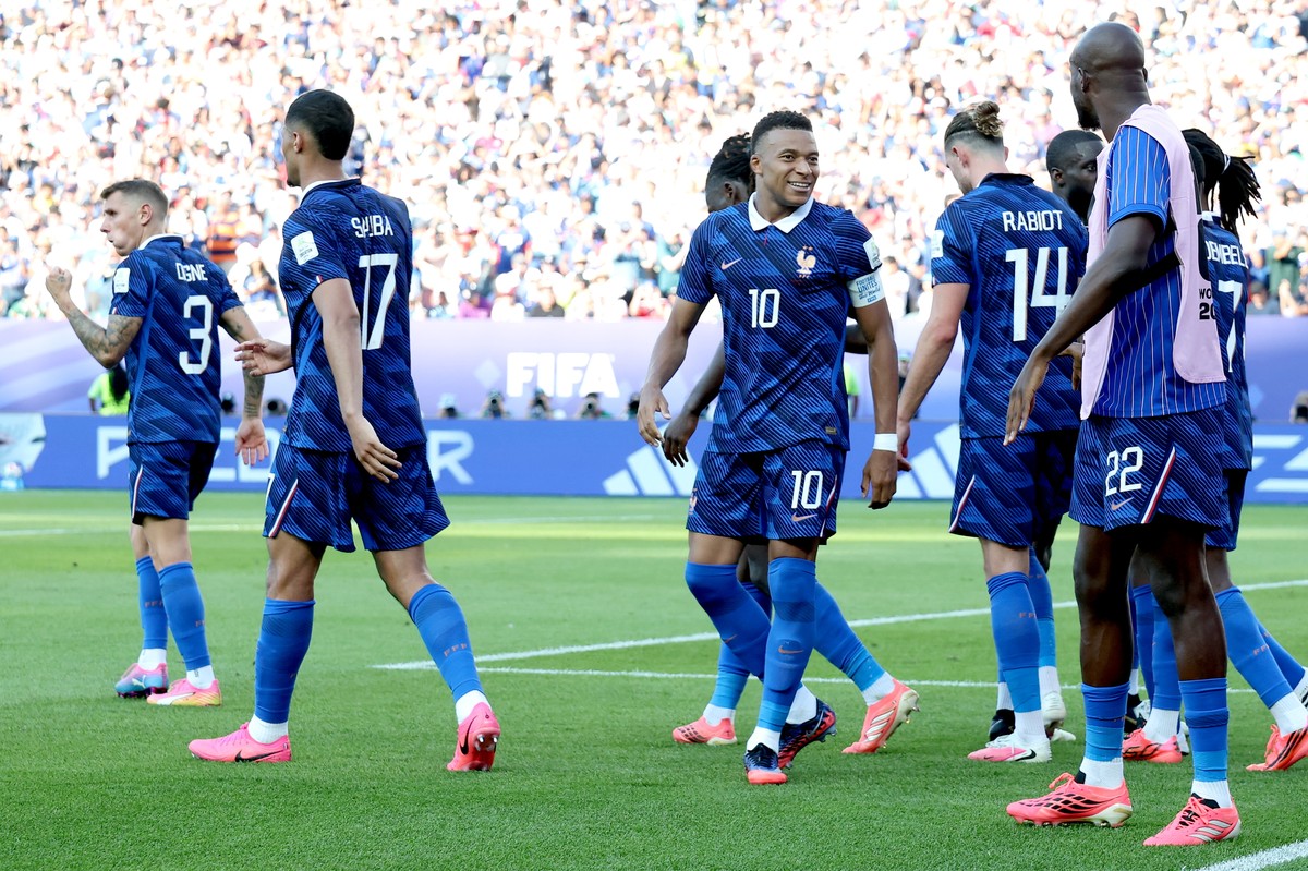 epa13087891 Kylian Mbappe (C) of France celebrates with teammates after scoring the opening goal with a penalty during the FIFA World Cup 2026 Round of 16 match Paraguay against France, in Philadelphi ...