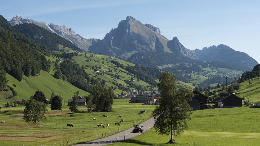 Blick ins Obertoggenburg mit Saentis, links, und Schafberg, aufgenommen am Samstag, 12. September 2015, in Starkenbach. (KEYSTONE/Gian Ehrenzeller)