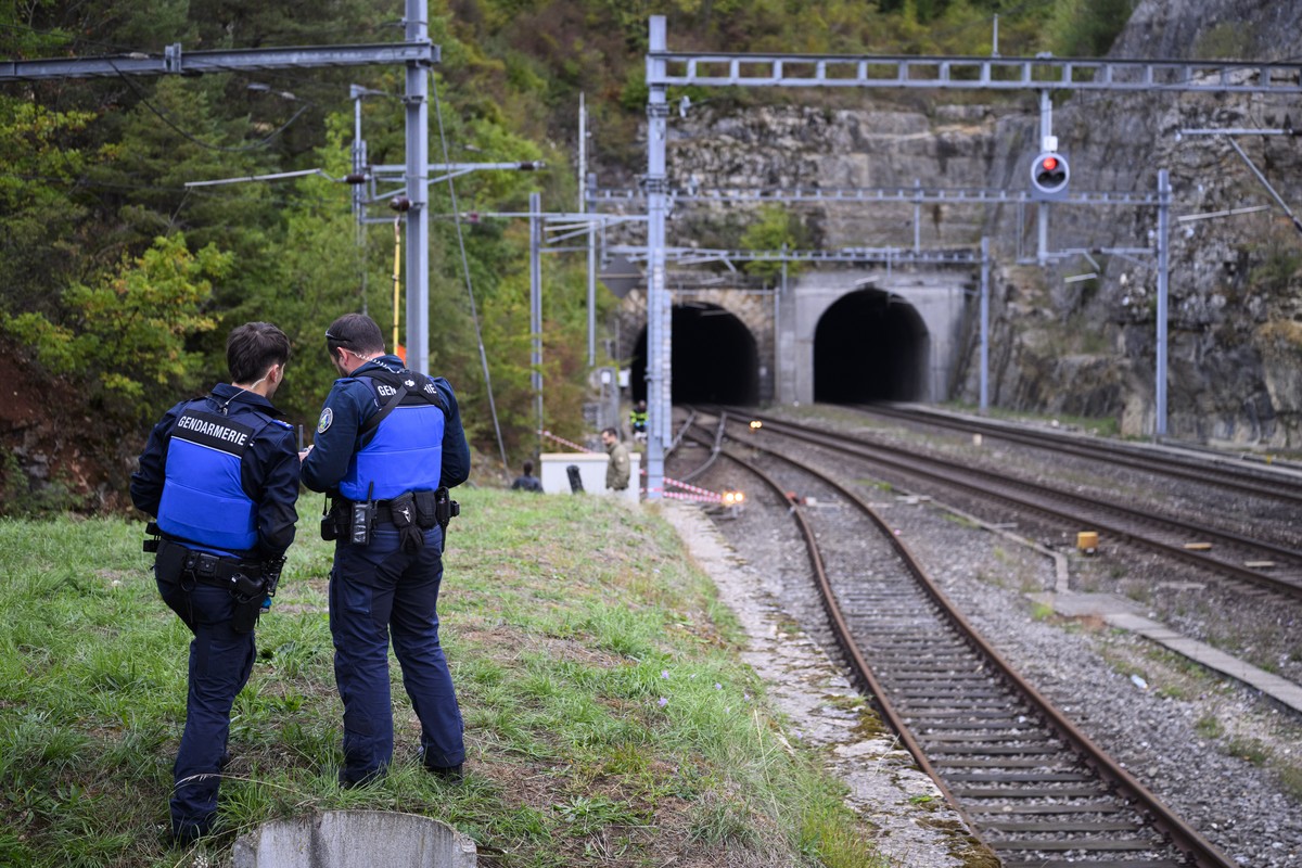 Des policiers vaudois pilotent un drone proche de l'emplacement ou des cables ont brules entre la gare CFF d'Eclepens et l'entree des tunnels d'Eclepens ce vendredi 9 octobre 2026  ...