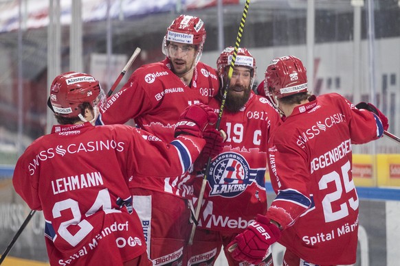 Jubel bei Rapperswils Marco Lehmann, Rapperswils Igor Jelovac, Rapperswils Andrew Rowe und Rapperswils Nando Eggenberger, von links, nach dem Tor zum 2-1 im Eishockey Spiel der National League zwische ...