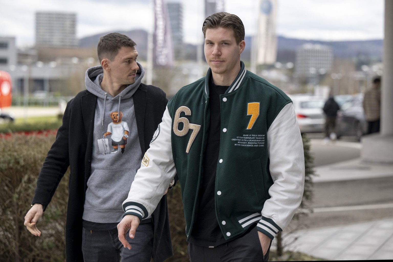 Christian Fassnacht, links, und Cedric Itten, rechts, beim Zusammenzug der Schweizer Fussball Nationalmannschaft in Pratteln, am Montag, 20. Maerz 2023. (KEYSTONE/Georgios Kefalas)