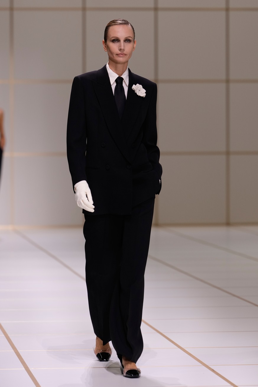A model wears a creation part of the Giorgio Armani women's Spring-Summer 2027 collection, presented in Milan, Italy, Sunday, Sept. 27, 2026. (AP Photo/Luca Bruno)
Italy Fashion Giorgio Armani S, ...