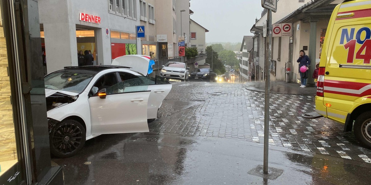 Unfall in Aarau: Endstation Schmuckegeschäft.