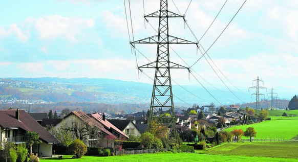 Direkt am Dorfrand von Niederwil verläuft seit Jahrzehnten eine Hochspannungsleitung, ob sie künftig in den Boden verlegt wird, ist noch offen.