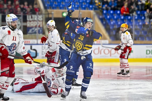 Der Davoser Simon Knak, rechts jubelt nach seinem Treffer zur 3:0 Fuehrung und die Rapperswiler Fabian Maier und Torhueter Ivars Punnennovs, v.l. konnten dies nicht verhindern, im Eishockey-Qualifikat ...