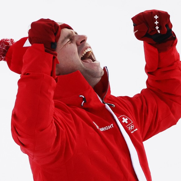 epa09734848 Gold medalist Beat Feuz of Switzerland during the medal ceremony for the Men&#039;s Downhill race of the Alpine Skiing events of the Beijing 2022 Olympic Games at the Yanqing National Alpi ...