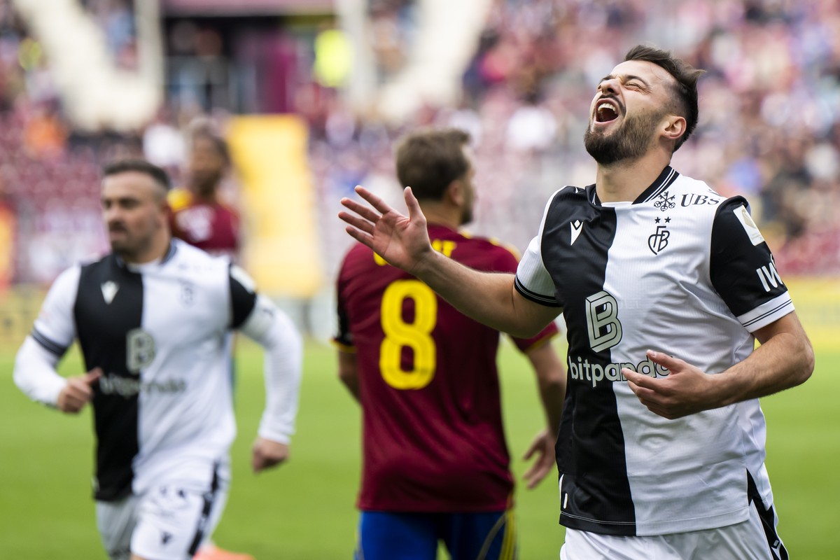 Albian Ajeti (FCB), droite, laisse eclater sa joie apres le 1:0, lors de la rencontre de football de Swiss Super League entre le Servette FC, SFC, et le FC Basel 1893, FCB, ce dimanche 5 octobre 2025  ...