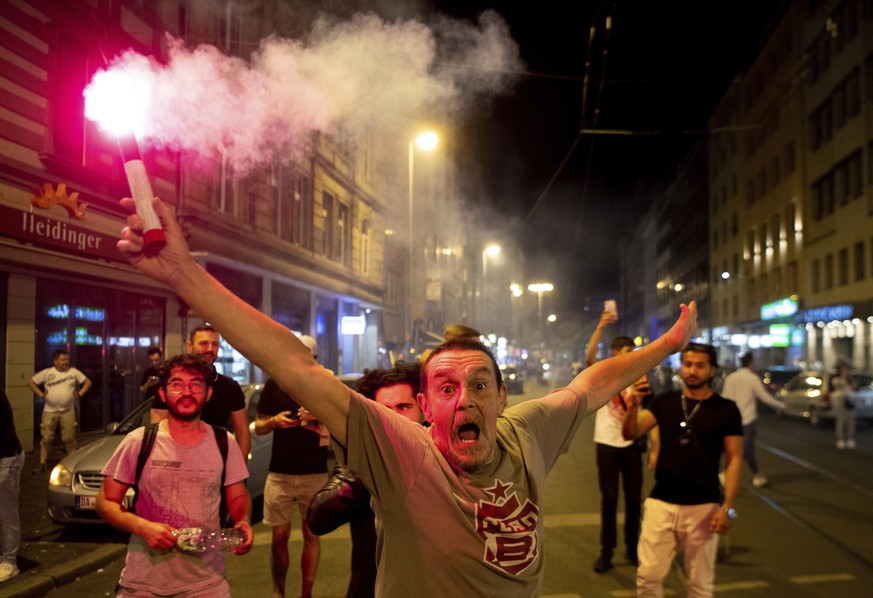 Eintracht Frankfurt fans celebrate their team&#039;s victory against the Rangers in the Europa League final soccer match, in Frankfurt/Main, Germany, Wednesday, May 18, 2022. Frankfurt defeated the Ra ...