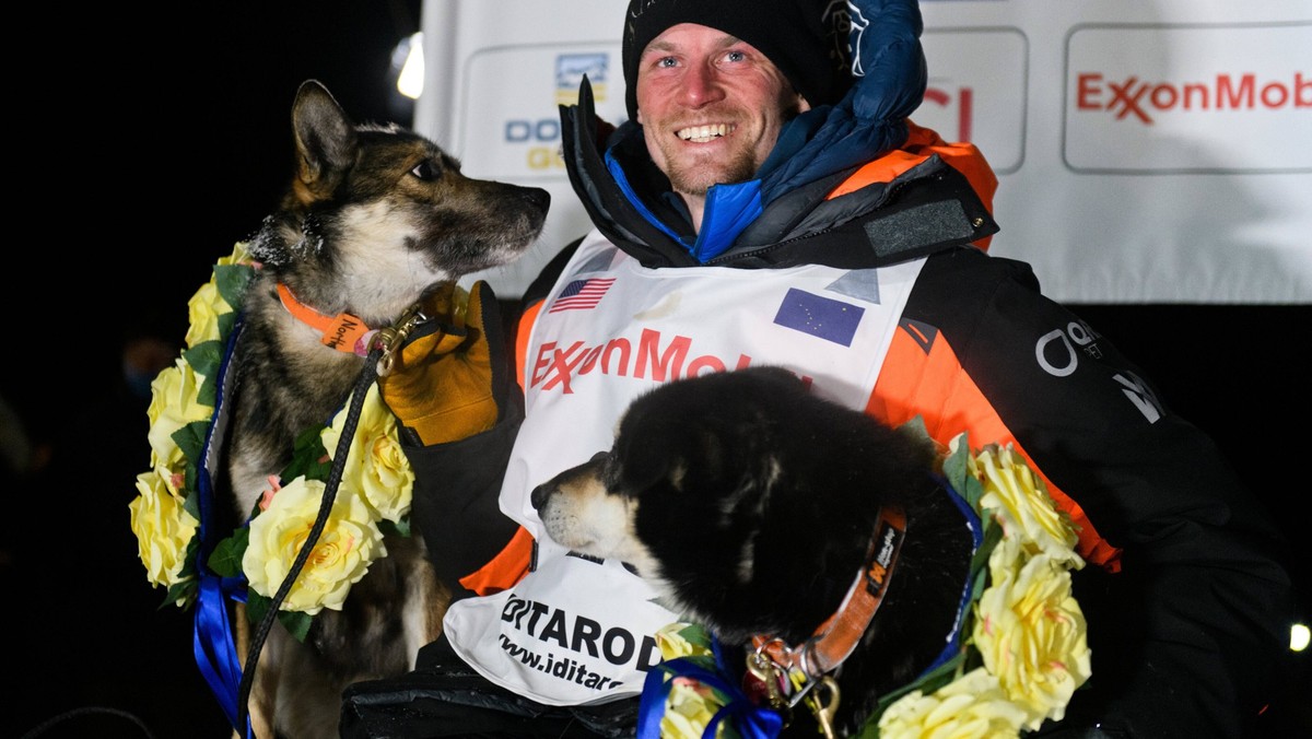 March 15, 2021, Willow: Dallas Seavey poses with his dogs North, left, and Gamble. Seavey arrived in Willow to win the 2021 Iditarod Trail Sled Dog Race on March 15, 2021. Willow - ZUMAm67_ 20210315_z ...
