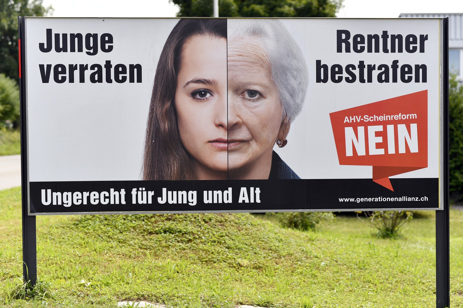 Ein Plakat bei Zufikon wirbt fuer ein Nein zur Altersvorsorge 2020 am Montag, 4. September 2017. Die Volksabstimmung ueber die Altersvorsorge 2020 findet am 24. September 2017 statt. (KEYSTONE/Walter  ...