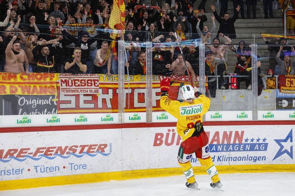 Langnaus Harri Pesonen wird von den Fans gefeiert, nach dem Eishockey Meisterschaftsspiel der National League zwischen EHC Biel und SCL Tigers, am Freitag, 27. Januar 2023, in der Tissot Arena in Biel ...