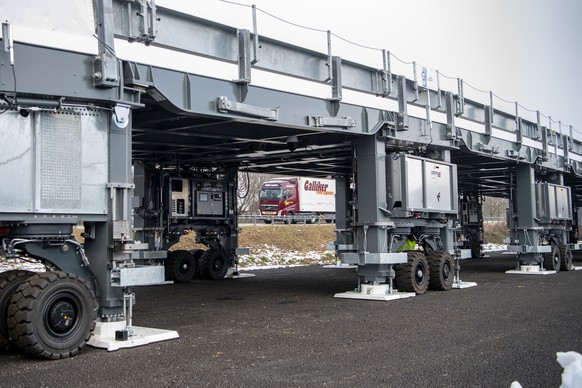 Die Montage und die Steuerung der neuen ASTRA Bridge wird auf einem Lagerplatz getestet, waehrend einer Medienbesichtigung der neuen mobilen Baustellenbruecke welche bei Autobahnunterhaltsarbeiten ein ...