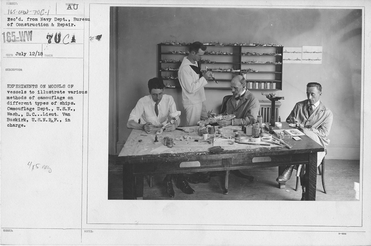 Experimente an Schiffs­modellen zur Ver­an­schau­lich­ung ver­schied­ener Tarn­methoden auf vers­chiedenen Schiffs­typen am Camouflage Dept. der U.S. Navy, Washington, D.C.
