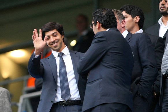 Bildnummer: 06370054 Datum: 23.08.2010 Copyright: imago/Colorsport
Football - Premier League - Manchester City vs. Liverpool - Manchester City owner Sheikh Mansour Bin Zayed al Nayhan (L) appears in  ...