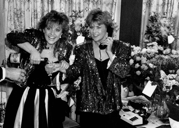 ARKIV 1985-05-05 Den norska duon Bobbysocks med Hanne Krogh tv och Elisabeth Andreassen th firar segern i Eurovisionsschlagerfinalen med det norska bidraget La det swinge degen efter pa hotellet i Göt ...