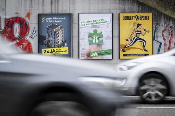 Zwei Plakate des Komitees &quot;2x Ja zum Mieterecht&quot; und &quot;Ja zur Sicherung der Nationalstrassen&quot; zu den eidgenoessischen Abstimmungen vom 24. November, am Donnerstag, 31. Oktober 2024  ...