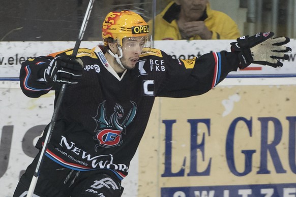 Fribourgs Torschuetze Julien Sprunger, jubelt, zum 1:1 waehrend dem dritten Playout-Finalspiel der National League A, zwischen dem HC Fribourg-Gotteron und dem HC Ambri-Piotta, am Samstag 25. März 201 ...