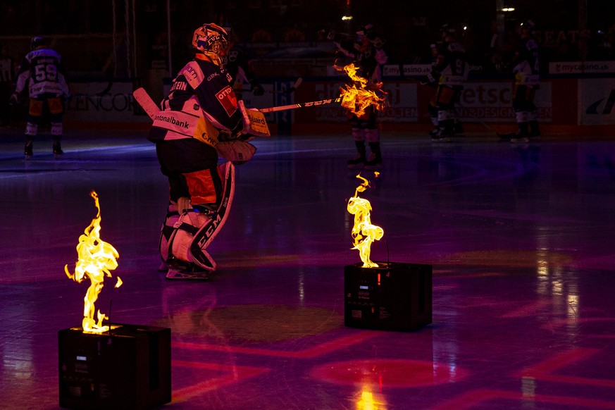 EV Zug Torhueter Luca Hollenstein laeuft ein zum Eishockey-Meisterschaftsspiel der National League zwischen dem EV Zug und den ZSC Lions am Freitag, 22. November 2019, in Zug. (KEYSTONE/Patrick B. Kra ...