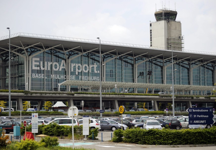 ZUR MELDUNG, DASS SICH DIE SWISS VOM FLUGHAFEN BASEL-MUELHAUSEN ZURUECKZIEHE, STELLEN WIR IHNEN AM MITTWOCH, 9. JULI 2014 FOLGENDES ARCHIVBILD ZUR VERFUEGUNG - Der Flughafen &quot;EuroAirport&quot;, a ...