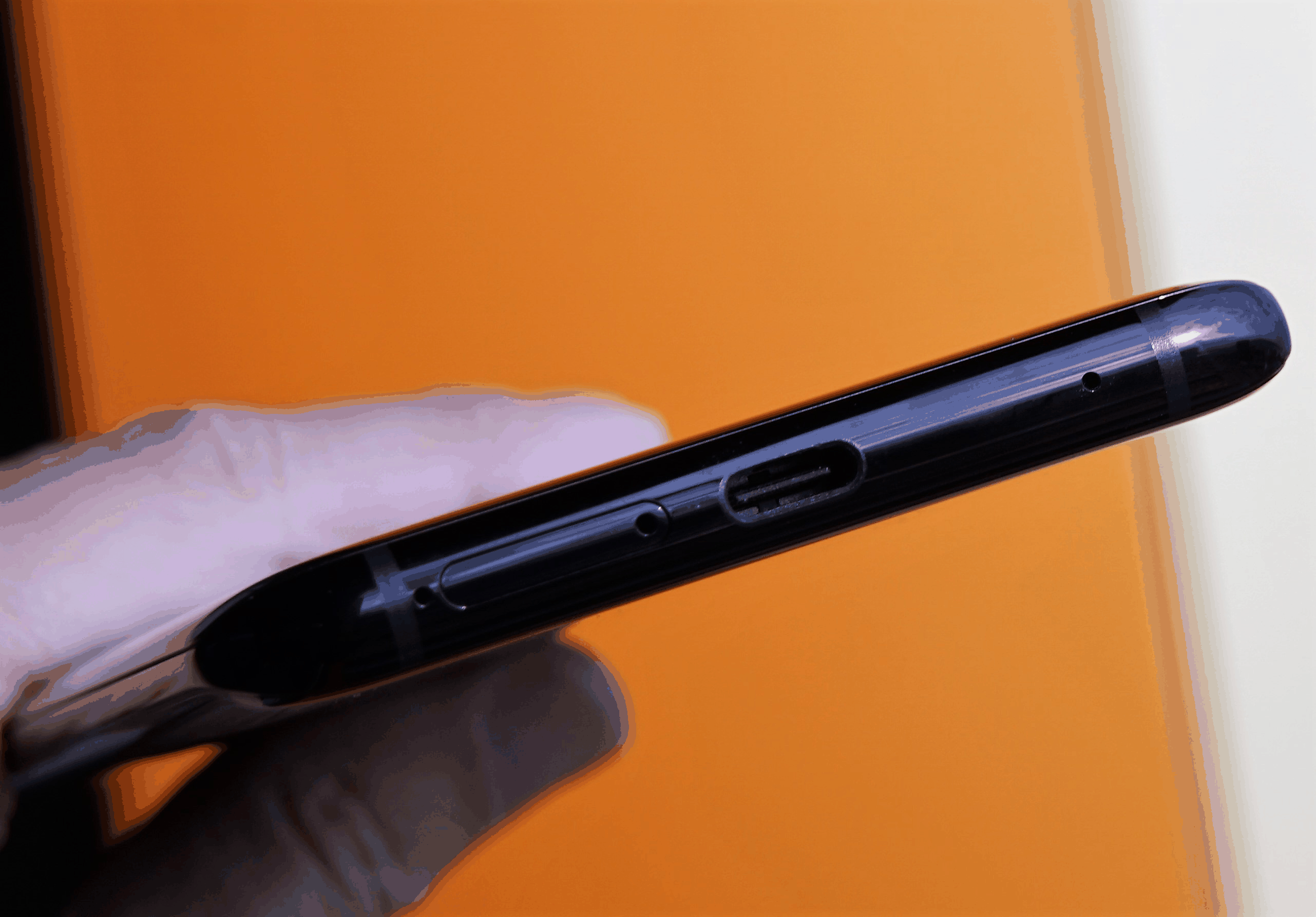 Der USB-C-Anschluss unterstützt sehr schnelles Laden des Akkus sowie Bildausgabe. Das Smartphone kann also direkt an einen Monitor, Fernseher oder Beamer angeschlossen werden.