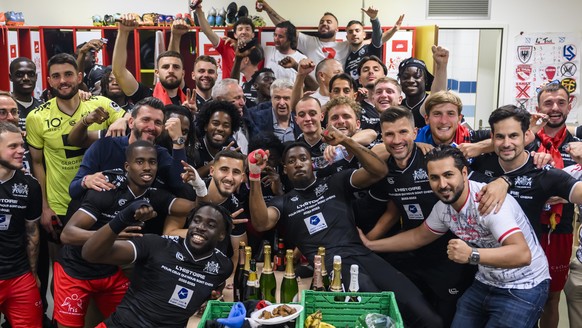 L'equipe du SLO fete dans le vestiaire la promotion en Super League avec au centre Vartan Sirmakes, le president du FC Stade Lausanne Ouchy lors du match retour du barrage de promotion en Super L ...