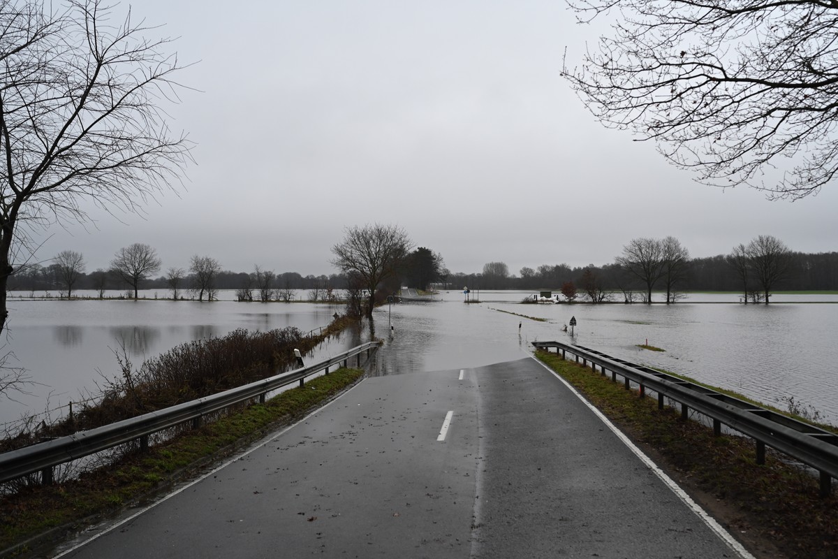 02.01.2024, Niedersachsen, Lathen: Blick auf das Hochwassergebiet, nachdem der Fluss Ems �ber die Ufer getreten ist steht das Wasser auf vielen flachen im Landkreis Emsland. Foto: Lars Penning/dpa +++ ...