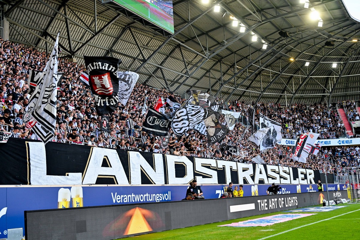 10.05.2026, Raiffeisen Arena Linz, AUT, Admiral Bundesliga, LASK Linz vs FC Red Bull Salzburg, im Bild Fans - Zuschauer Lask Linz Linz Oberoesterreich Austria *** 10 05 2026, Raiffeisen Arena Linz, AU ...
