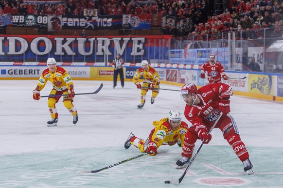 EHC Biel Verteidiger Yanick Stampfli gegen SC Rapperswil-Jona Lakers Stuermer Jordan Schroeder waehrend dem Eishockey-Meisterschaftsspiel der National League zwischen den SC Rapperswil-Jona Lakers und ...